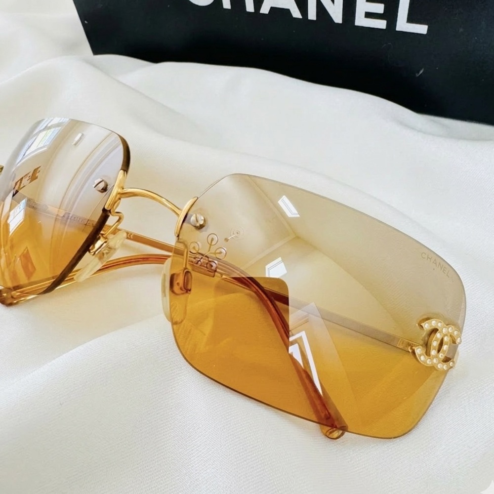 CHANEL Gold Gradient Sunglasses - Picture 5 of 13